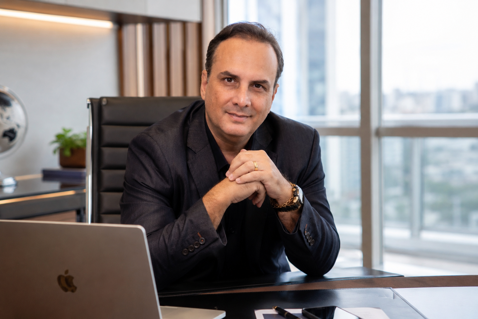 Hugo Rodrigues em ambiente corporativo